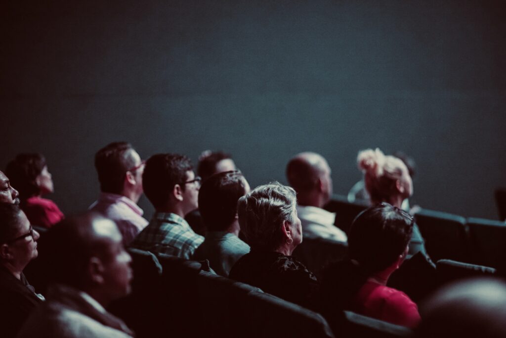 c'est une photo de personnes réunies dans une salle. C'est pour illustrer les sciences sociales, et le co construire